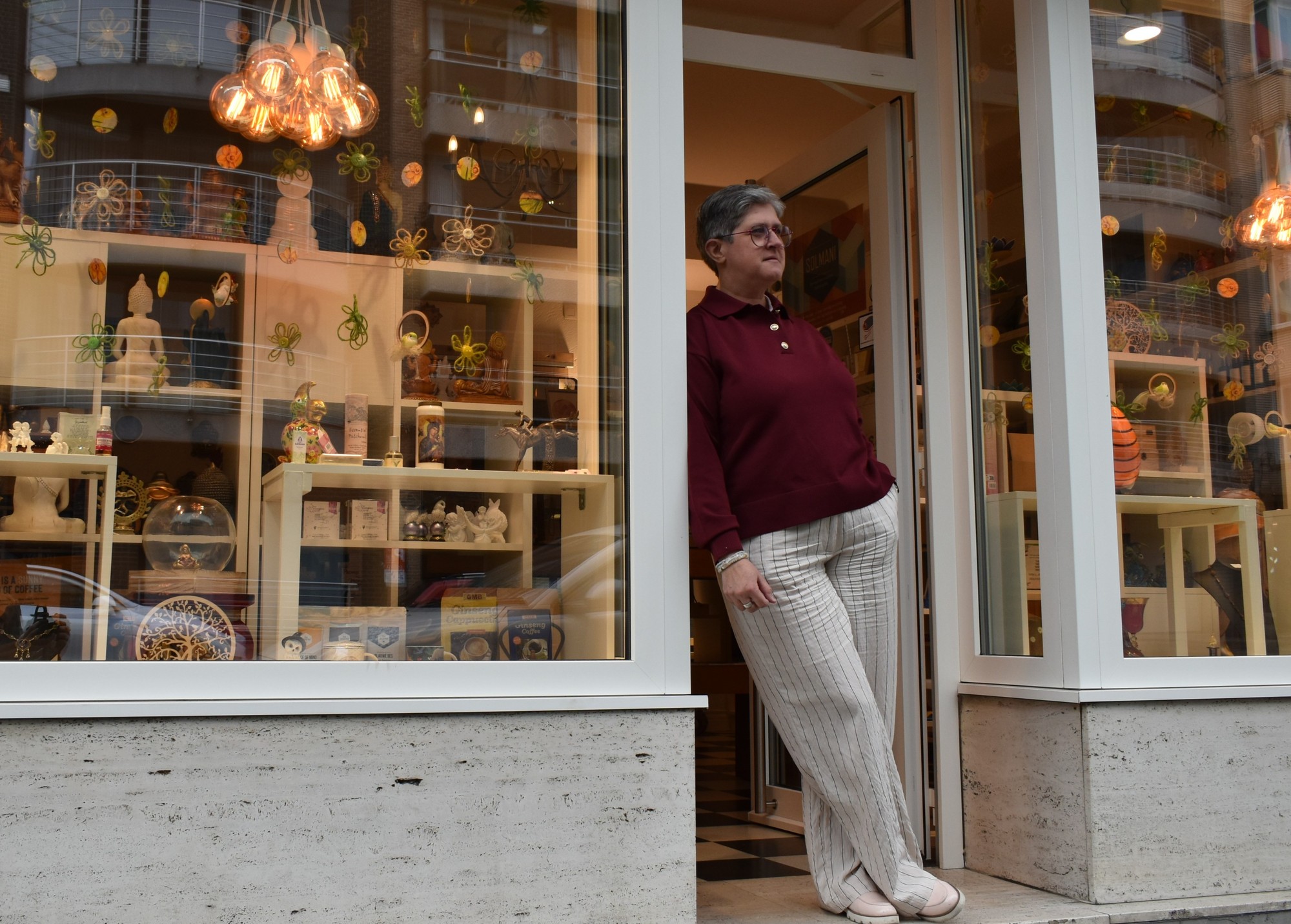 Valerie aan de ingang van haar winkel Solmani in Oostende