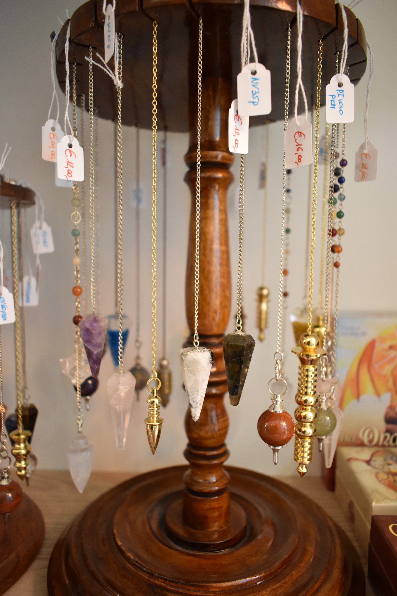 Spirituele accessoires op een schap van Solmani